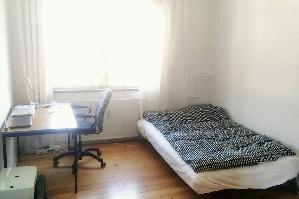 The sunny bedroom, fulll of sunshine every morning. Doubled layers of window and double curtain.