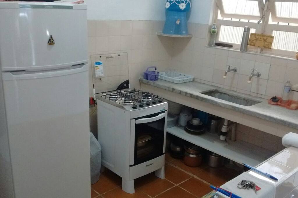 Cozinha Americana com Fogão, Geladeira, Forno elétrico, Microondas e utensílios básicos
