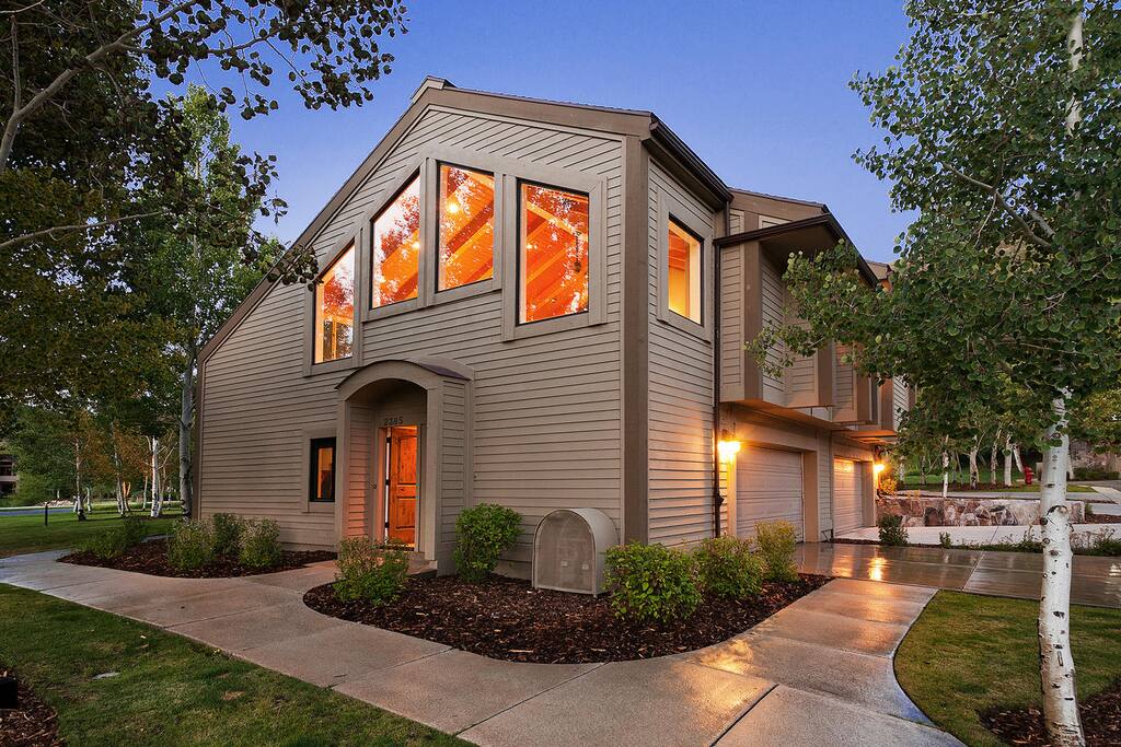 2385 Good Trump Court - 3 Bedroom + Loft and 3 Full Bathrooms w/ Private Garage