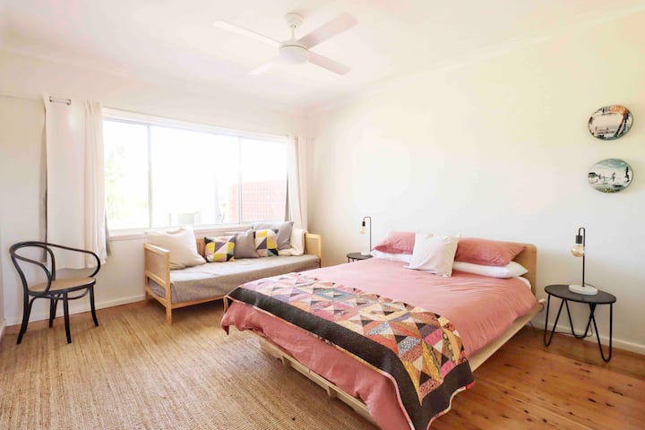 Chumba cha kulala 1 - ghorofa ya chini inayoangalia bustani ya nyuma. Kitanda cha Malkia na kitanda kimoja cha siku. Feni ya dari. 