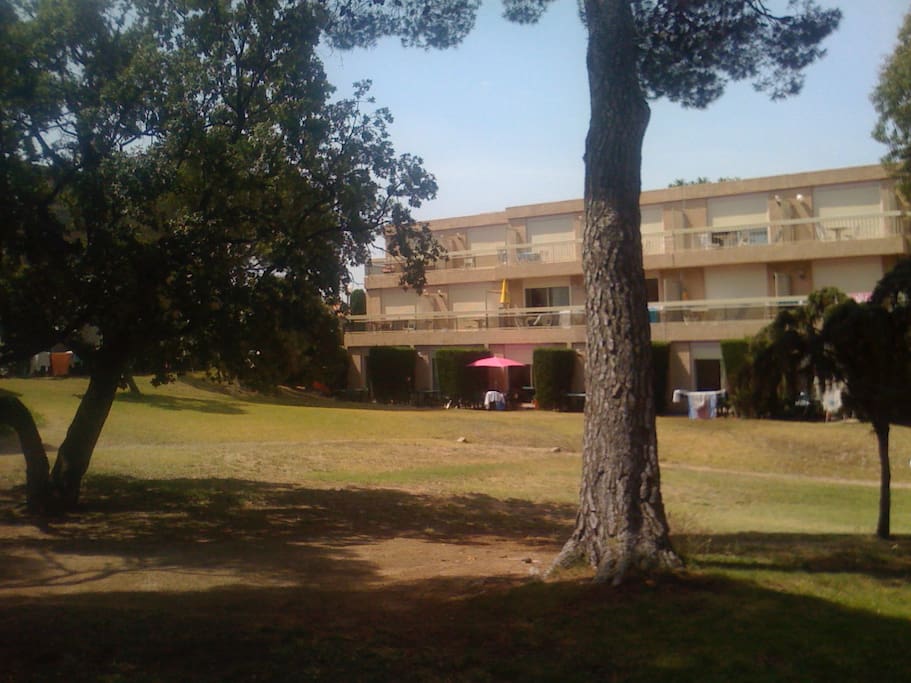 l'appartement est dans un parc paisible