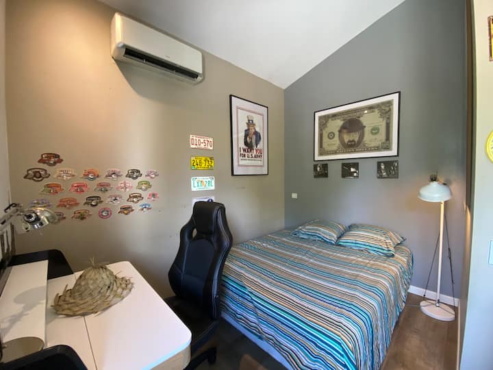 第二间儿童卧室，配有双人床 