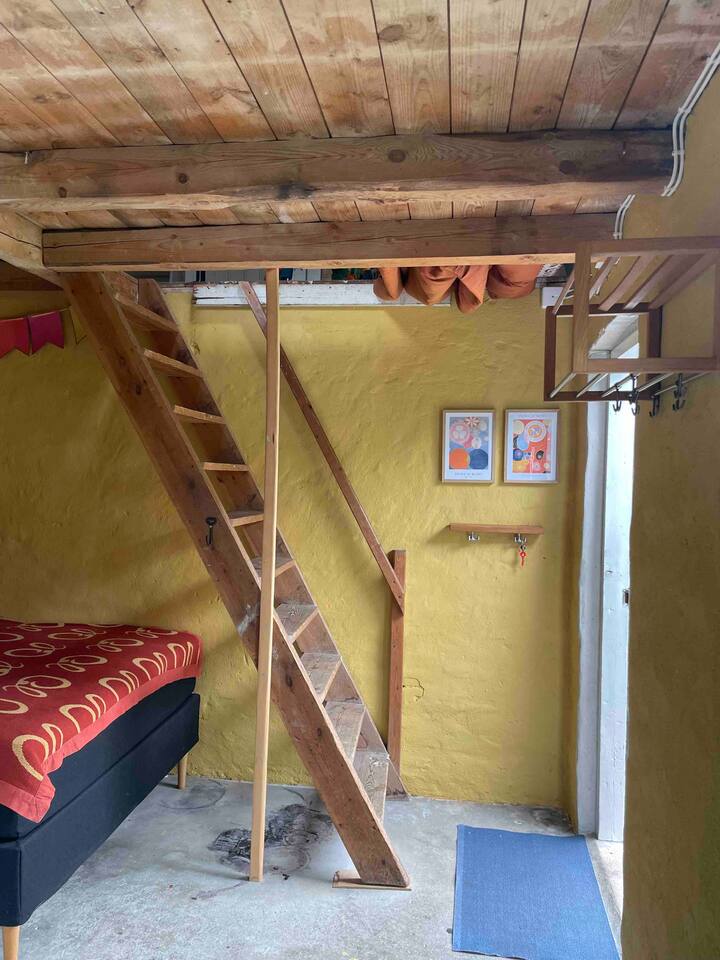 Da biste došli do drugog kata, stepenice su prilično strme. Ne preporučujemo za manju djecu. 