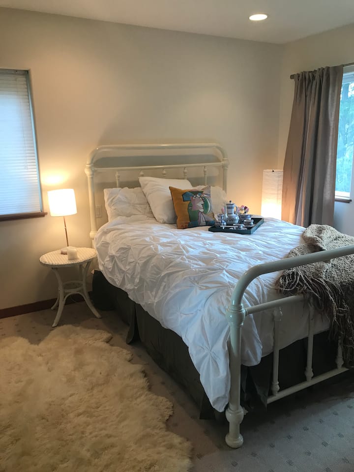 Bedroom 3 Queen size Pottery barn bed, crisp  white bedding
