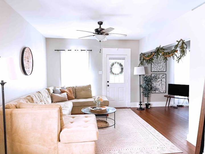 Quaint Downtown 3b/3bth Home - Backyard And Patio - Fort Harrison State Park, Indianapolis