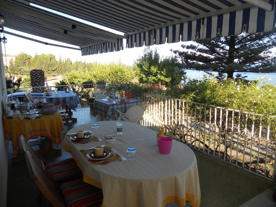 Il terrazzo per la colazione, con vista mare.