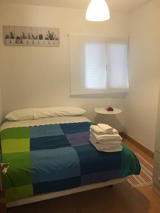 HABITACION CON CAMA DE 1.35, CON ARMARIO