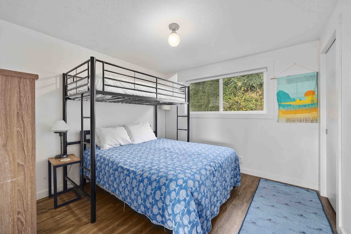 La "Camera a castello" con letto queen-size e letto singolo soppalcato sopra