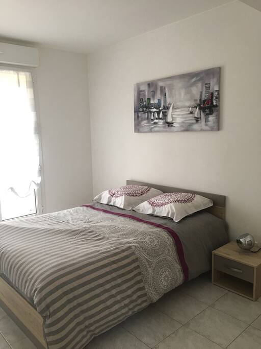 Lit 2 places dans chambre donnant sur une grande terrasse
