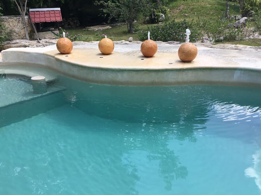 La piscina de agua turquesa