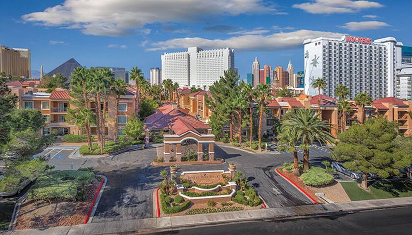 Relaxing 2br, 1.5 blocks to Strip gallery image 3