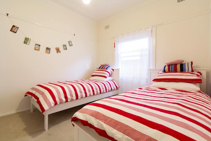 Двокреветна соба со вградени гардероби