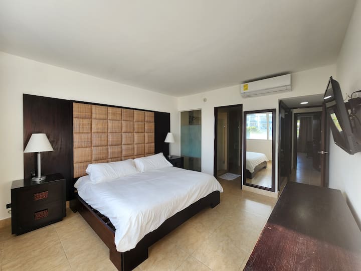 Просторна родителска спалня със супер удобно двойно легло, смарт телевизор, разделен климатик и интегрирана баня

Голяма родителска спалня със супер удобно двойно легло king size, смарт телевизор, разделен климатик и самостоятелна баня