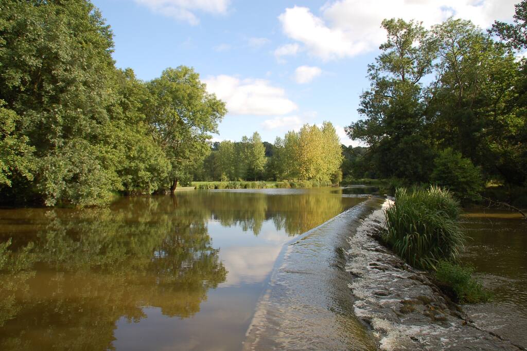 Le bief de la rivière.