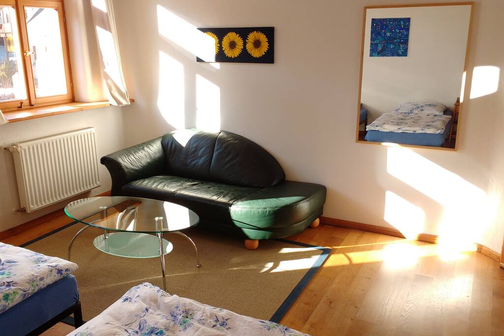 In Deinem Zimmer gibt es auch eine gemütliche Ledercouch