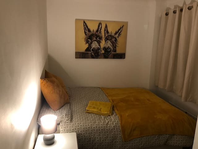 Private Room with Double Bed in Quiet Family Home