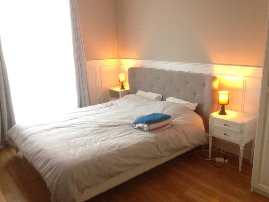Large parental room 15m2 with large very comfy queen size bed (160*200)/Grande chambre parentale de 15m2, avec un grand lit de 160