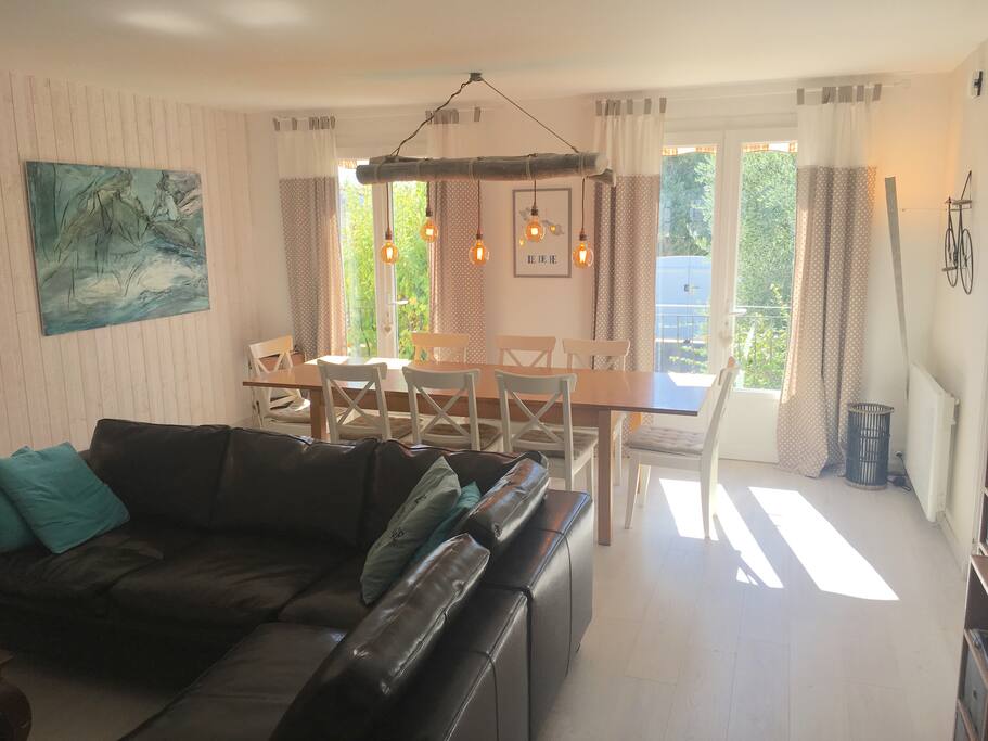Vaste salon - salle à manger donnant sur le jardin. Toute la maison est de plain pied