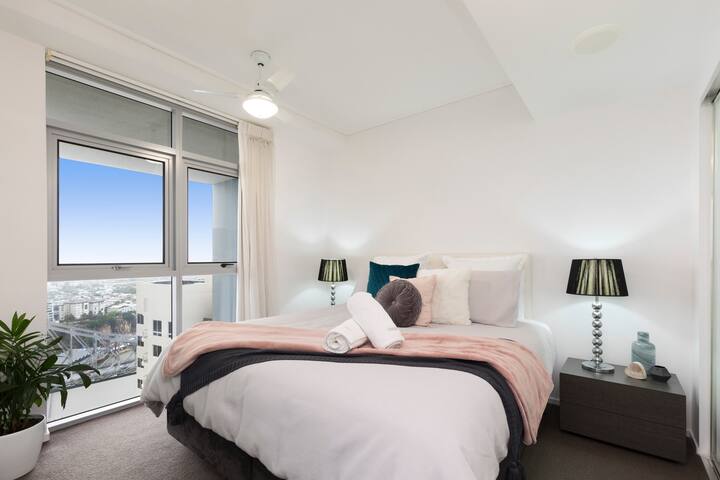 1号卧室-主卧加大双人床，配备奢华的800条数床单和Sheridan毛巾