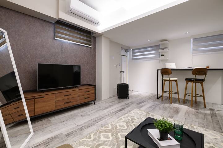 AA/12人房 /兩間獨立房型/ MRT忠孝復興3min /東區市中心/ SoGo微風百貨/雙線捷運 gallery image 3