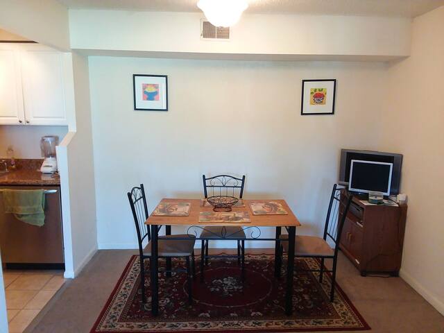 Cozy Bedroom, Near everywhere you want TO BE.