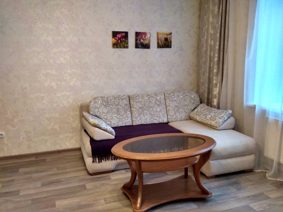 Большая комната с диваном и кроватью