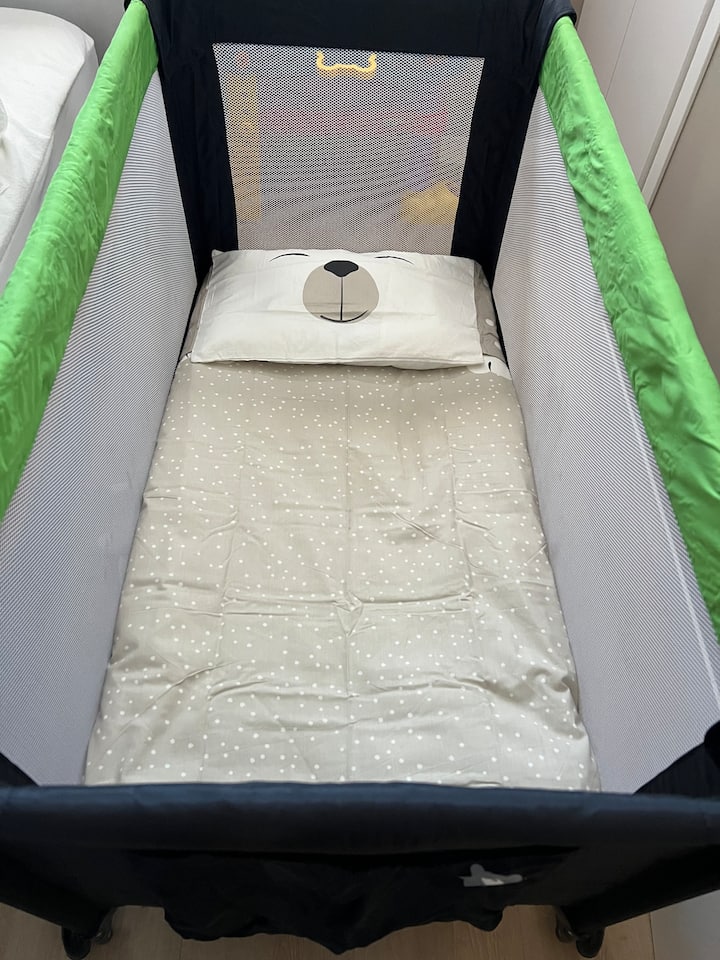 Dispongo de 2 camas de viaje y una cuna para 0 a 6 meses. Si necesitáis otro tipo de cama para bebés pedídmelo! Todo gratuito , sin coste adicional 