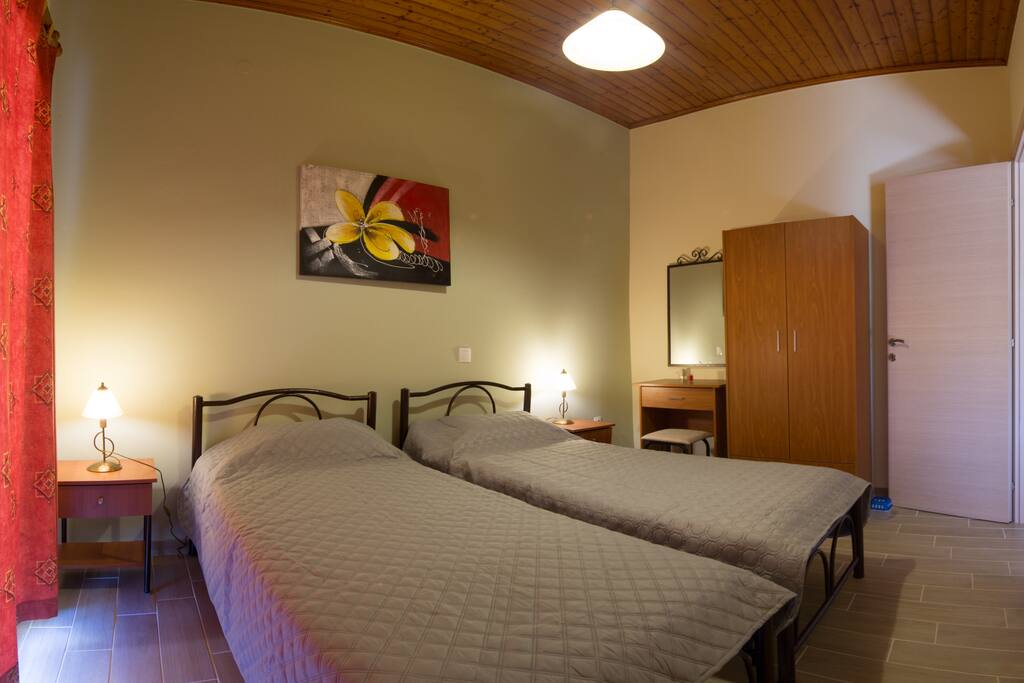 bedroom with 2 single beds