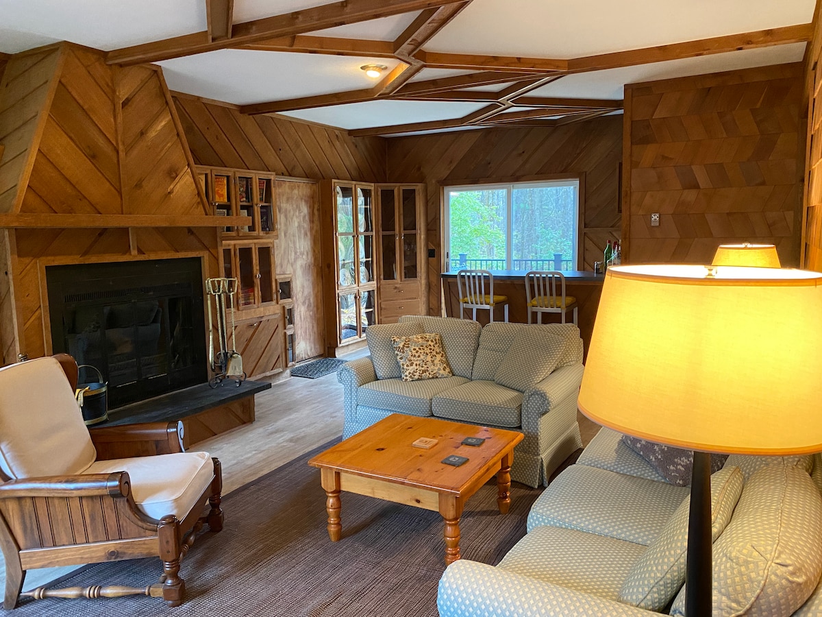 Dhoma e ndenjjes unike e fundosur ka tavane tepër të larta, dollapë të personalizuar prej kedri që rrethojnë një oxhak me dru, si dhe një bar të lagur dhe qasje në verandën e madhe të pasme.  