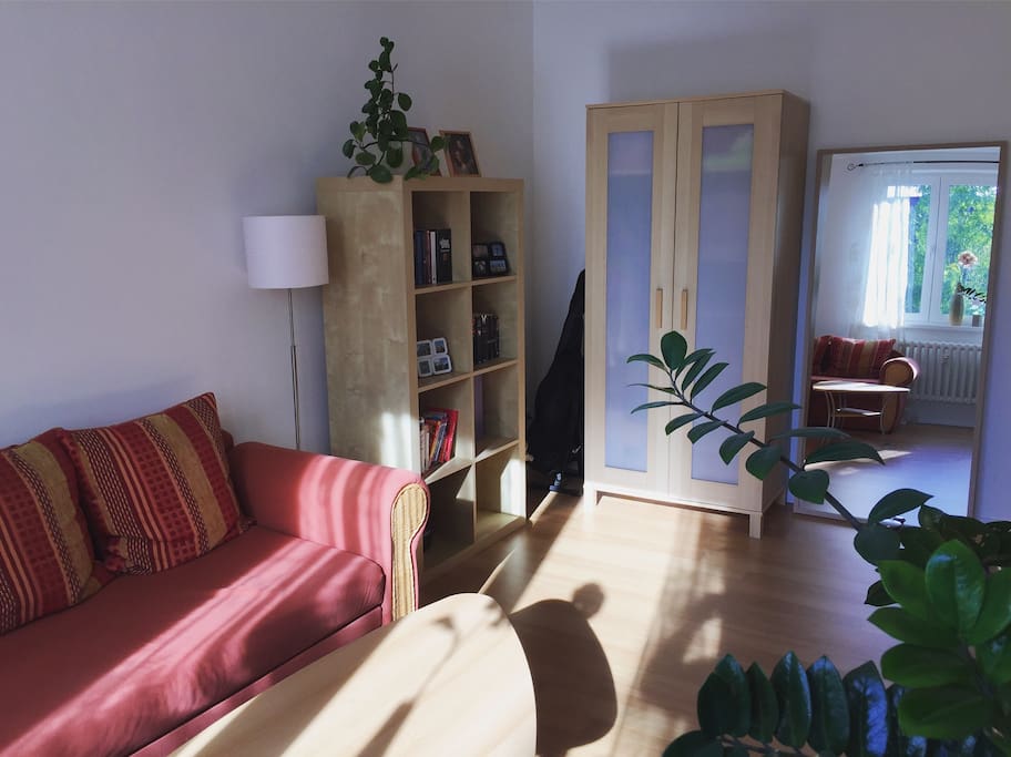 Private guest room with closet and bog mirror / privates Gästezimmer mit Schrank und großem Spiegel