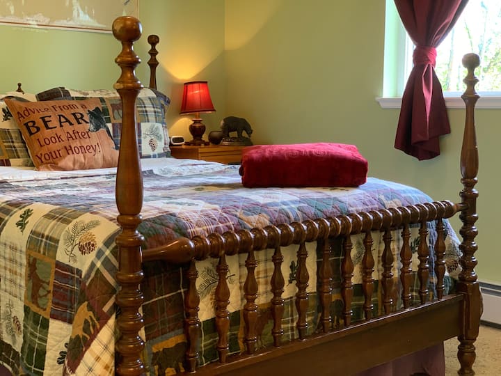 Соба за црни мечки ~ Вентилатор, дополнителни ќебиња и перници, дифузер, часовник. 