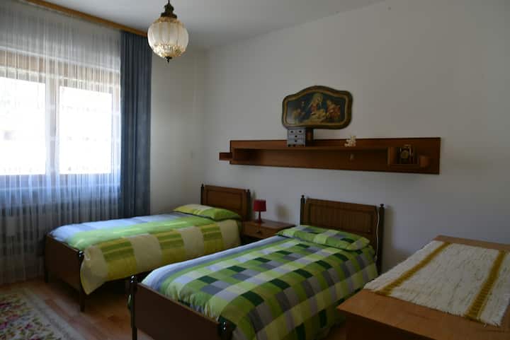 ห้องนอนพร้อมเตียงเดี่ยวสองเตียงซึ่งคุณสามารถเพิ่มเตียงสองชั้นได้