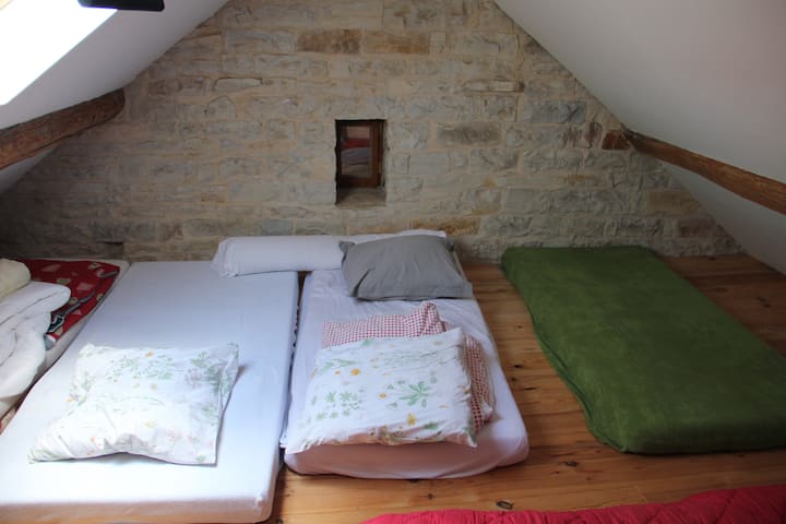 altillo cerrado por encima de la habitación