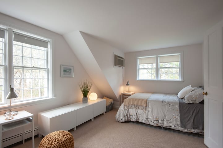 Dormitorio doble del segundo piso (colchones y sábanas nuevos) con amplio armario, 2 mesas laterales, cómoda, pufs, espejo y aire acondicionado personal. 