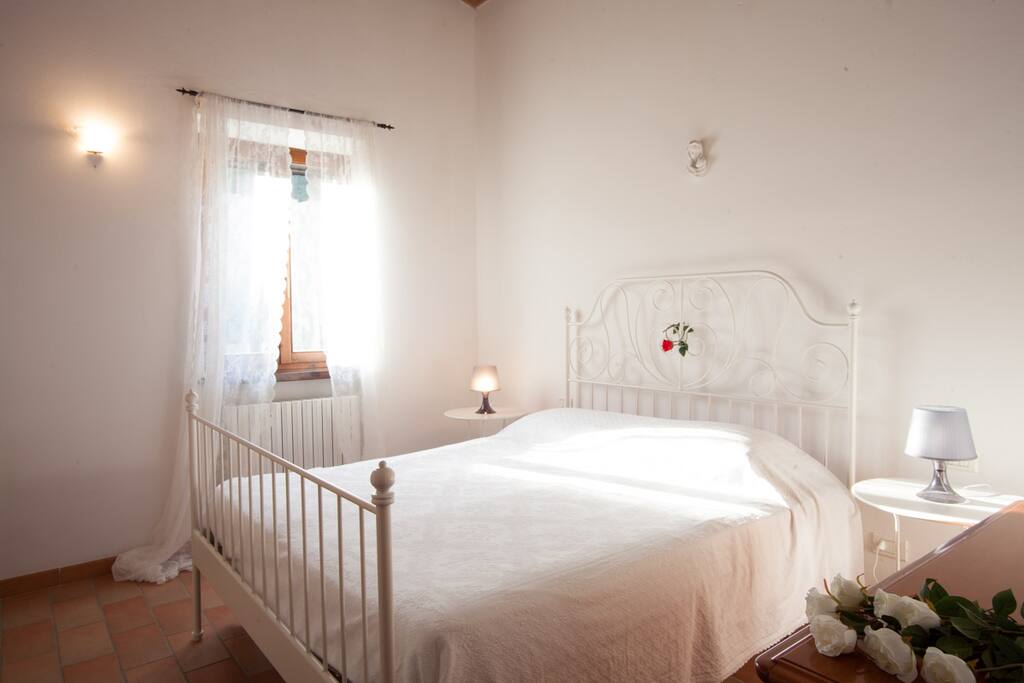 Stanza con letto matrimoniale e closet
