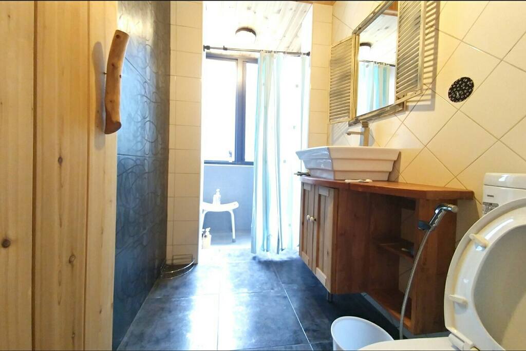 英倫風衛浴Bathroom with a window