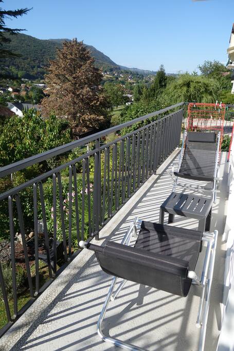 terrasse vue lac avec chaises longues