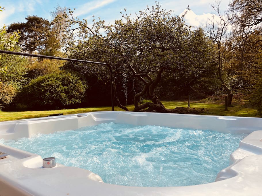 With panoramic views to enjoy with friends and family, relax and unwind in the day or incredible starlight sky’s at night, lounge in the warmth of the hot tub as shooting stars and satellites cross before you.