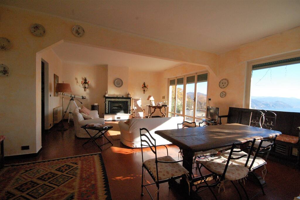 Soggiorno con tavolo da pranzo