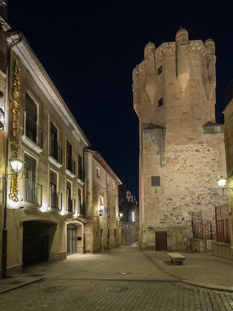Airbnb con mejor rendimiento: Luxor Torre del Clavero Apartments - 2 Superior Bedrooms en Castilla Y León