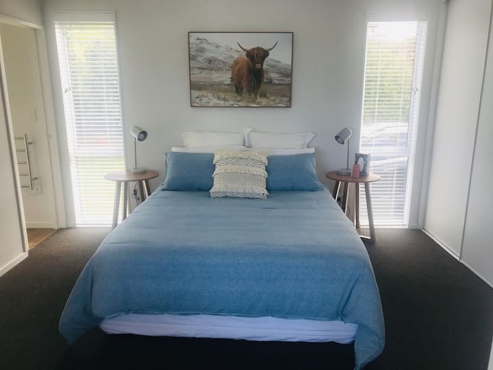 后屋2：主卧（标准双人床）和套房在角落