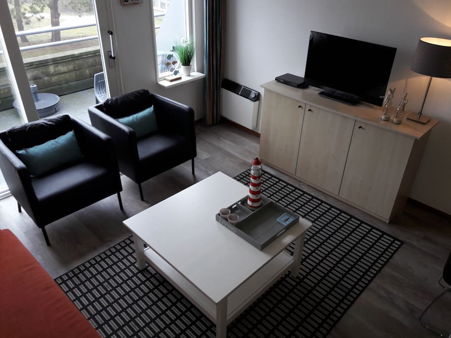 Zithoek met in de kast o.a. spelletjes en dvd's