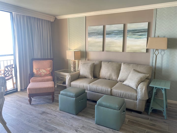 客厅设有四人座位。将脚凳用作脚凳，或翻转顶部并使用内置托盘。 