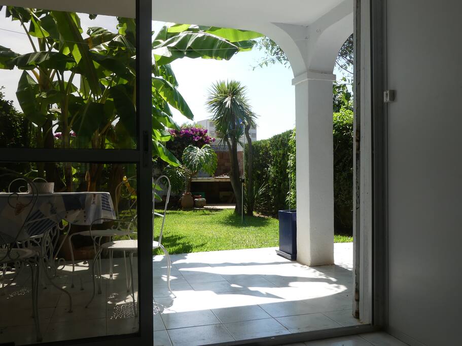 La terrasse du rez de chaussée et l'accès au jardin
