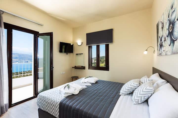 El hermoso interior diseñado con estilo y cuidado ha sido salpicado de lágrimas de glamour campestre vintage.