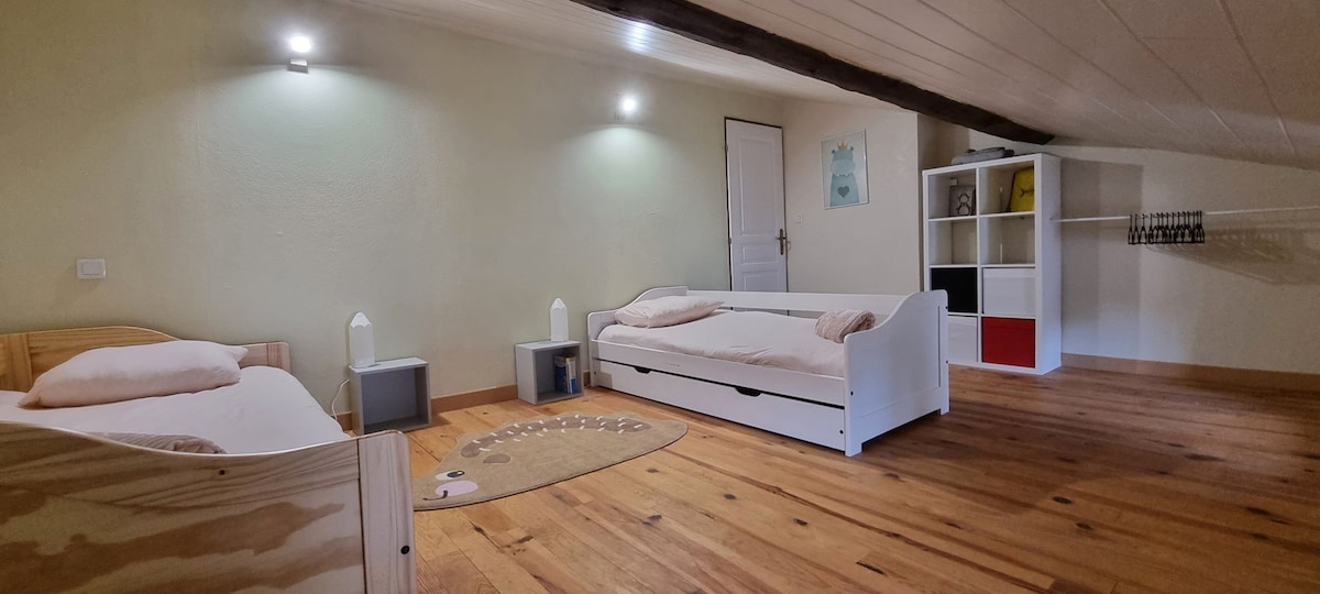 Våning 2
Barnsovrum: 
2 lådbäddar 90 cm med 2 extra madrasser i lådorna 