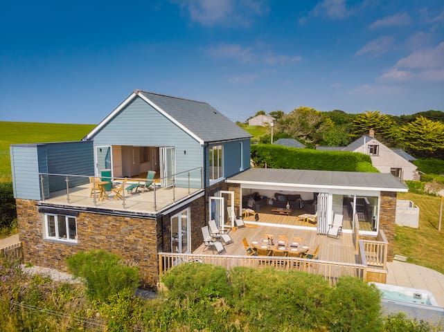 Luxury Holiday Home with Hot Tub & Sea views