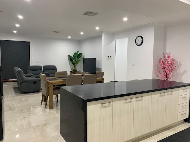 LOTUS VILLA ⭐️ FREE WI-FI ⭐️ 24 MIN TO AIRPORT