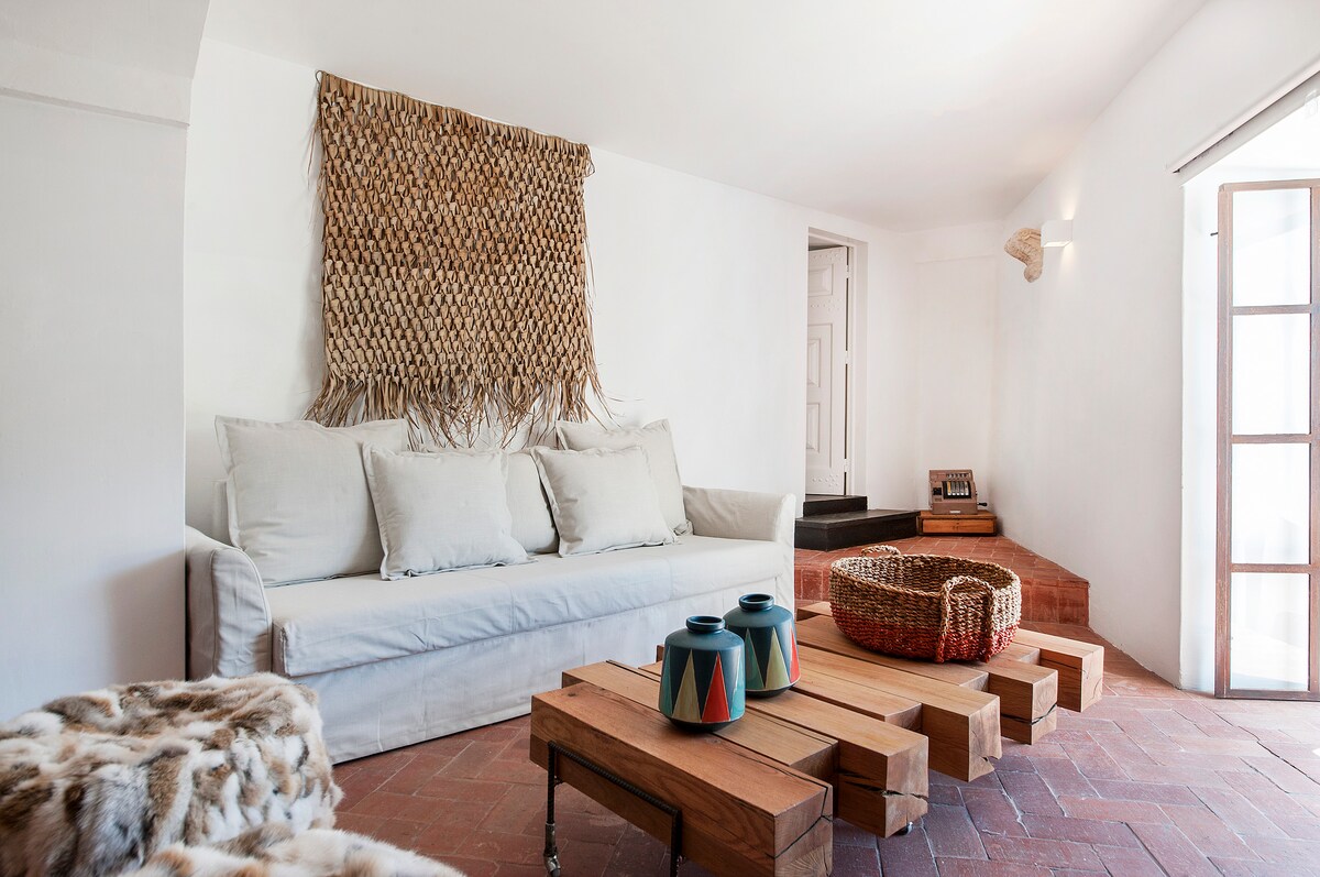 Მყუდრო მისაღები ოთახი ტელევიზორითა და აივნით. Კომფორტული გასაშლელი დივანი ტელევიზორის პირისპირ დგას, ხოლო ხის ახლომდებარე სასადილო მაგიდა სკამებით ფუნქციონირებას განაპირობებს. Ბუნებრივი სინათლე იტბორება საცხოვრებელში, რაც ქმნის თბილ და სტუმართმოყვარე გარემოს.