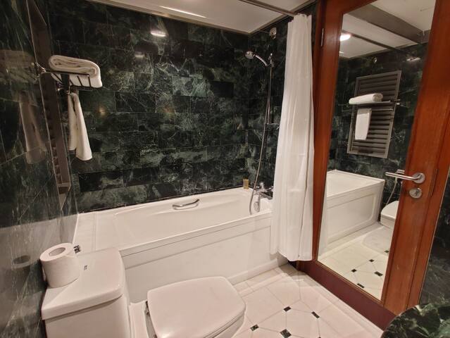 3 Premier Suite Apartment along Orchard Road! gallery image 3